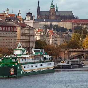 Botel Admiral, Praha